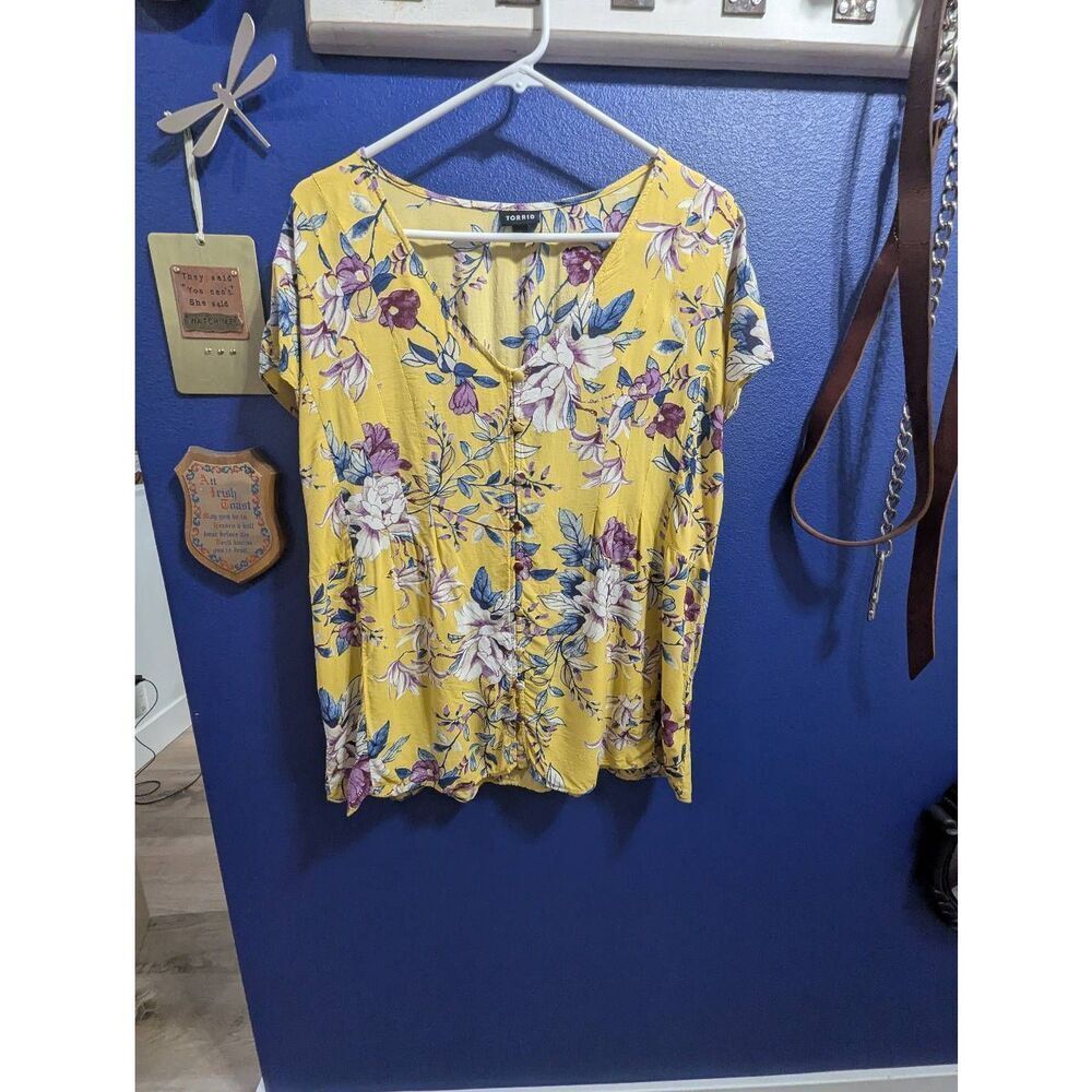 5/25 Sz 1 Torrid Button Up Blouse!
